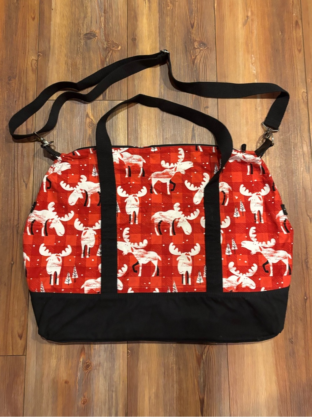 Thirty-One Large Weekend Tote Bag with Black Trim - Like new condition!